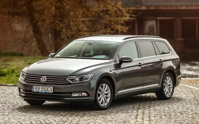 Volkswagen Passat cena 53000 przebieg: 239000, rok produkcji 2016 z Sieniawa małe 704